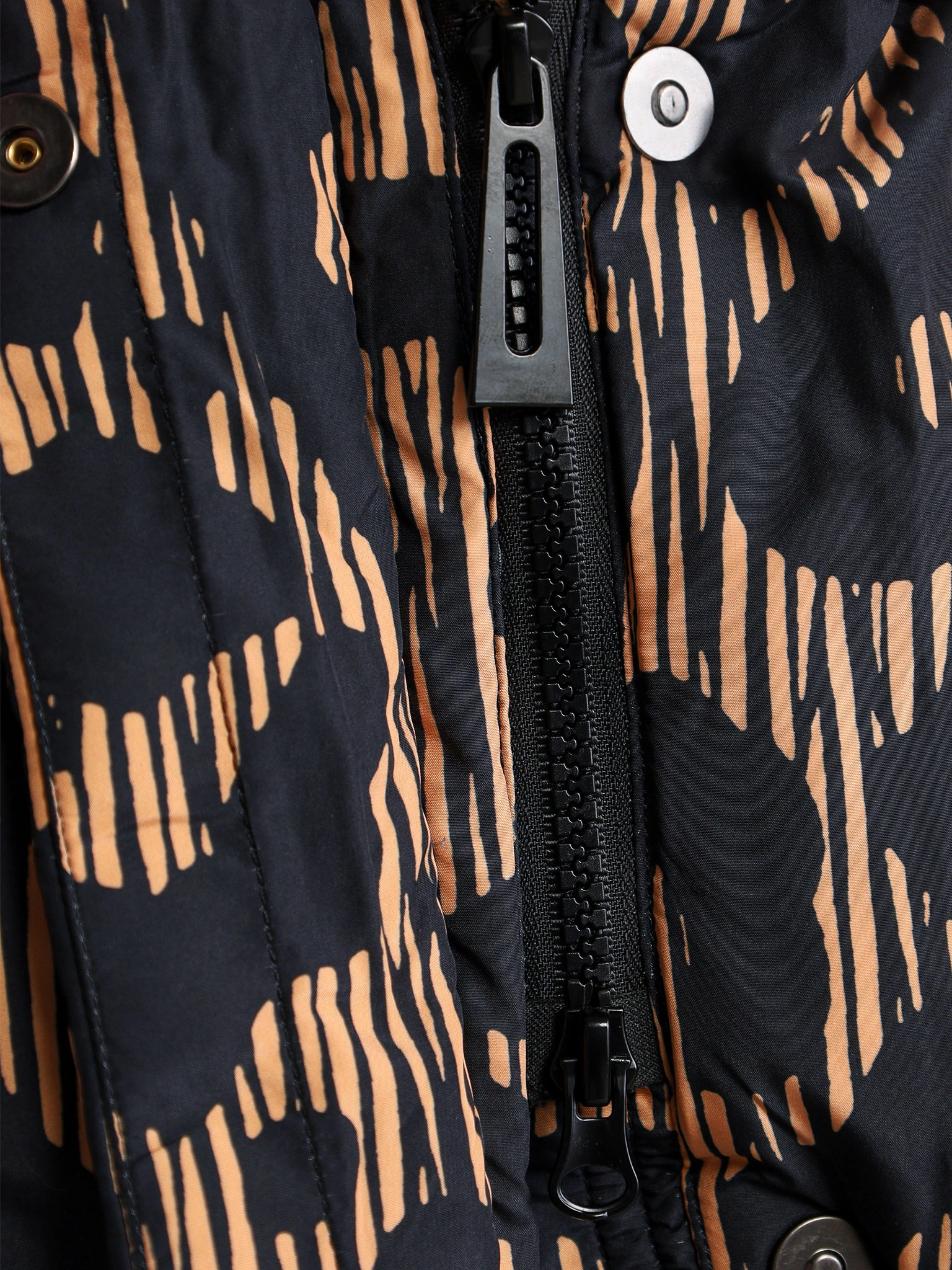 Пуховик с абстрактным принтом коричневого цвета с капюшоном